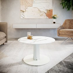 Table basse ronde décor marbre dans un salon