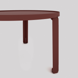 Détail de la table basse en acier Jade de forme ronde, coloris red brown métallisé
