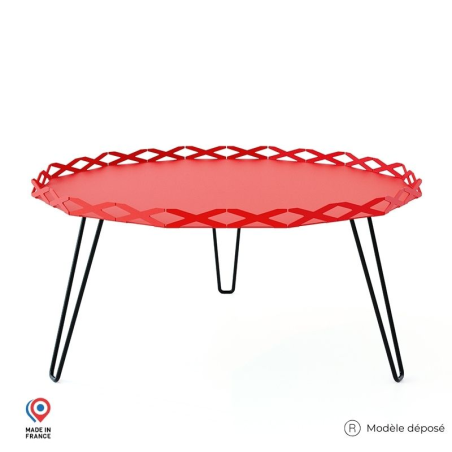 Table basse de jardin Aura en acier rouge avec pieds épingle noirs Table basse de jardin Aura en acier rouge avec pieds épingle noirs