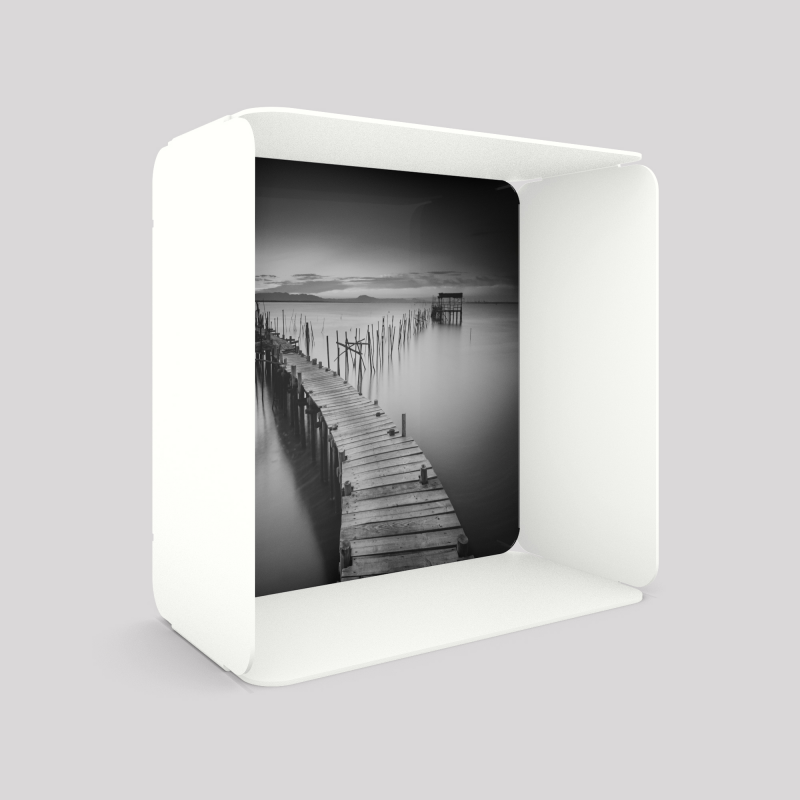 Cube-étagère en acier, blanc avec son voile de fond ponton