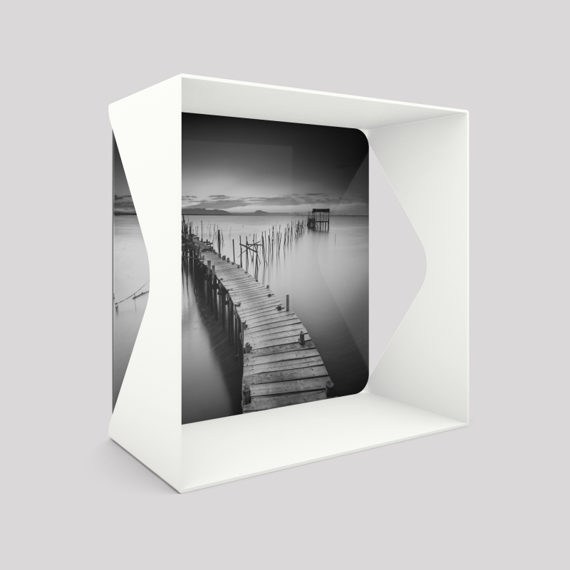 Cube-étagère échancré en acier, blanc avec son voile de fond ponton